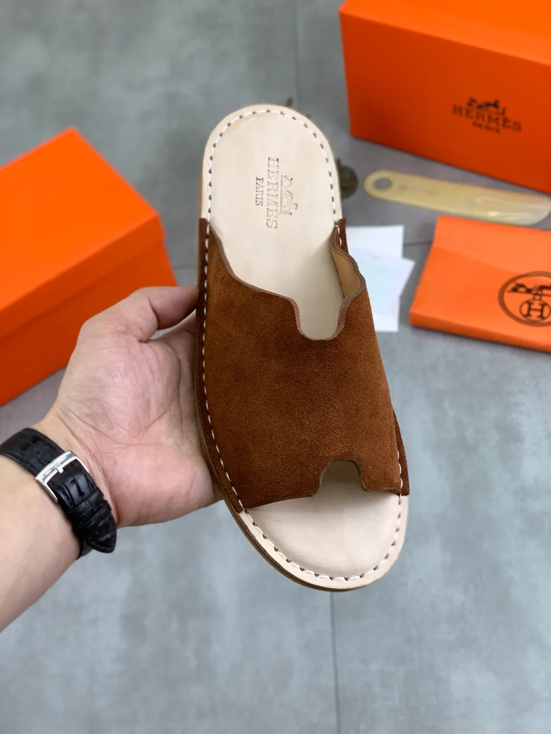 Men's men's shoes 💰P360 new model (genuine leather outsole series) new colors are coming simultaneously on the official website [HERMES] Hermès series: original development, original anatomy display, exclusive outsole [Material] Sole: original genuine leather sole with cow essence film 🌸. Fabric Original calfskin Lining: Imported cowhide, delicate and soft Code number: 38-44